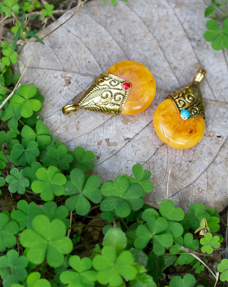 <p data-mce-fragment="1">Yellow Designer metal button in resin with carved metal head and stone work in small size</p> <p data-mce-fragment="1">&nbsp;</p>