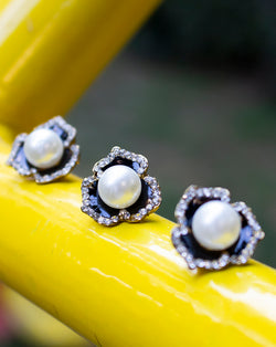 Flower button with pearl insert-Black
