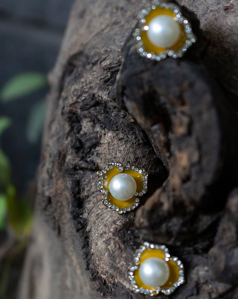 Flower button with pearl insert-Yellow